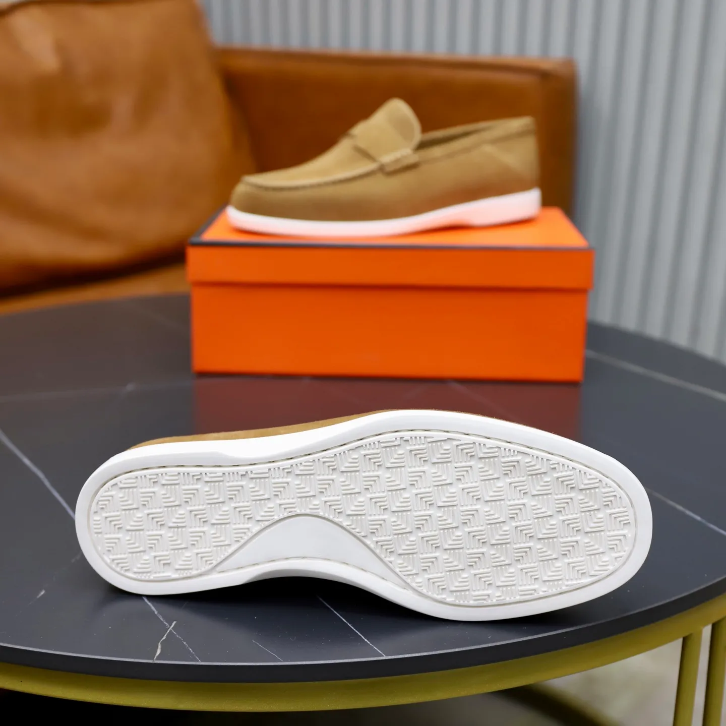 Ex-factory price: 540💰Hermès/Hermès slip-on men's shoes. This shoe is made of imported cow suede leather, with simple and smooth lines, and a 3CM rubber foam ultra-light sole combined with aerodynamic design! Youthful and fashionable, H button decoration, contrasting leather embellishment on the heel, calf lining to gently wrap your feet, with embossed logo cowhide feet, leather rock strips, casual and urban style, highlighting youthful vitality, sports and leisure version, super versatile Size number: 38-39-40-41-42-43-44 Standard leather shoe size (45 can be customized but does not support returns)